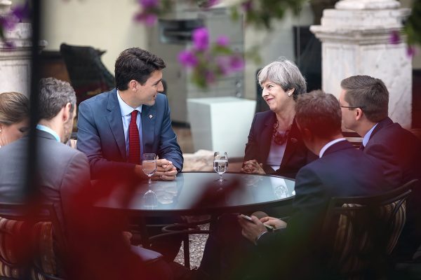 Justin Trudeau y Theresa May. 