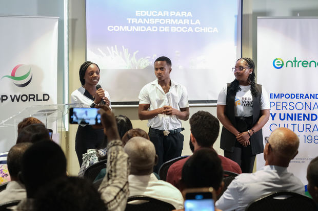 
Jóvenes de la comunidad de Boca Chica, beneficiados del Programa Visión Fututo.