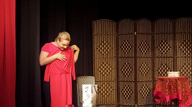 Katiuska con noble lección teatro unipersonal en Guloya
