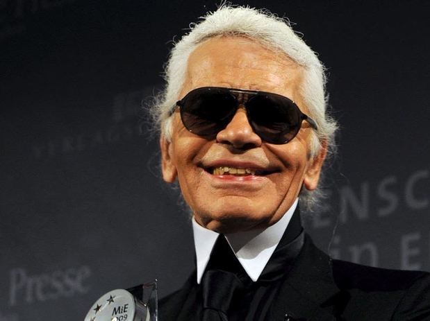 Fotografía de archivo fechada el 28 de octubre de 2009, que muestra al diseñador alemán Karl Lagerfeld mientras posa con el premio 'Menschen-in-Europa Award' (Premio Gente en Europa) concedido por la editorial 'Verlagsgruppe Passau', en Passau (Alemania). 