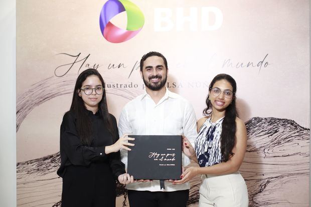 Karla Mir, Alejandro Mir y Carolyn Mir, descendientes de Pedro Mir.