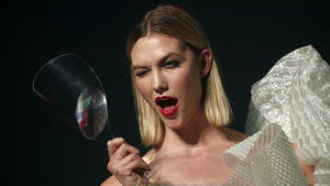 La modelo Karlie Kloss guiña un ojo al público en el último desfile de Gaultier. 