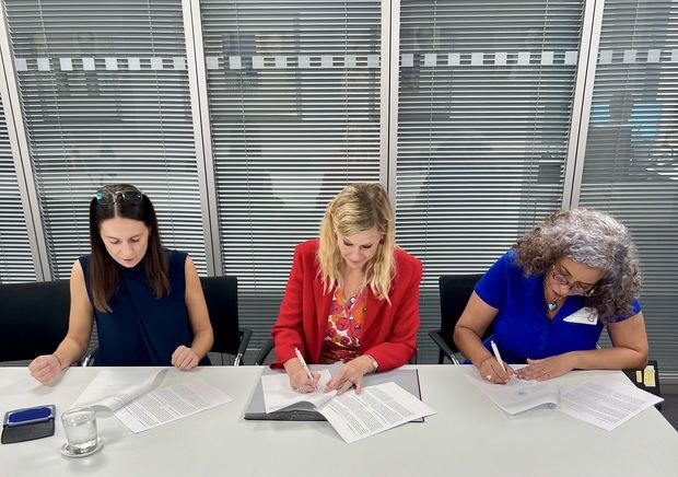 Firma del acuerdo.