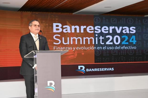 Kelvin Fernández, director General de Canales, Estrategia Digital y
Cash Management de Banreservas, durante la “Banreservas Summit. Finanzas y
Evolución en el uso del Efectivo”.