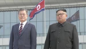Kim Jong-un recibe a pie de pista a Moon Jae-in para la cumbre de Pionyang