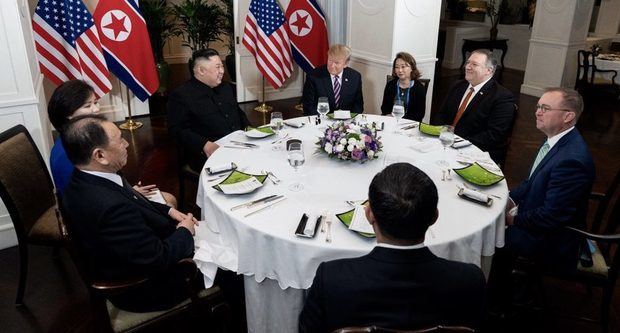 Kim y Trump inician con prudencia el segundo día de su cumbre en Hanói