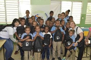 2-	El Voluntariado Bancentraliano donó 150 mochilas a igual número de estudiantes de escuelas básicas de la cuenca alta del rio Ozama