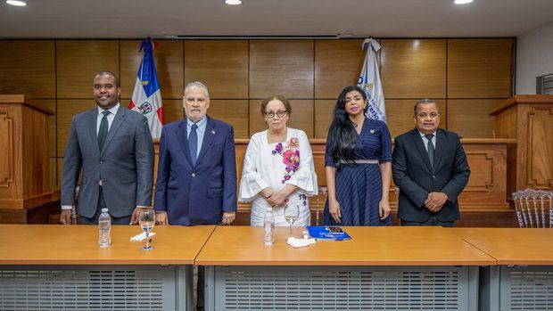 La procuradora general Miriam Germán Brito y el ministro de Medio Ambiente, Miguel Ceara Hatton,  encabezaron reunión.