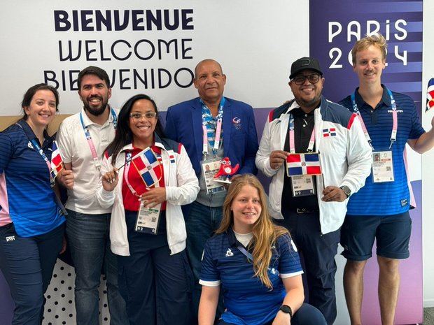 Audrys Nin Reyes y Eduardo Lorenzo, junto a sus respectivos entrenadores, en el aeropuerto.