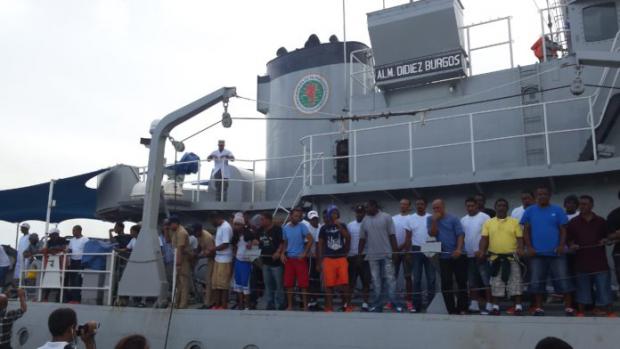 Llegan al país 50 pescadores tras durar 8 meses detenidos en Bahamas