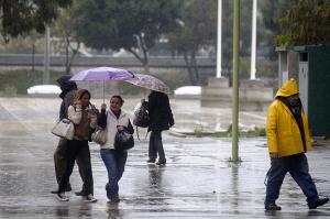 Aguaceros aislados y tronadas, temperaturas calurosas
 