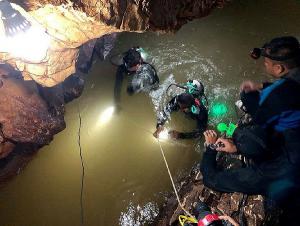 Seis niños salen de la cueva de Tailandia en la que han pasado dos semanas