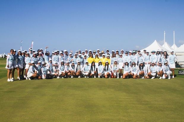 Foto grupal de todas las participantes, junto a la directiva de
LPGA Amateurs DR.