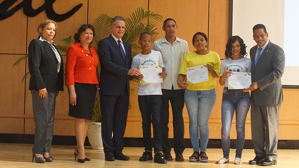 Entrega de reconocimiento a alumnos 