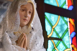 Centro comercial exhibe más de 50 imágenes de la Virgen María para celebrar su “cumpleaños”