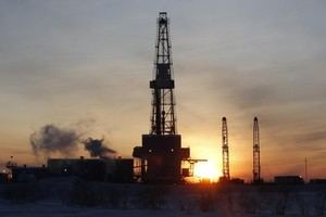 Las potencias petroleras acuerdan recorte récord para frenar caí­da de precios