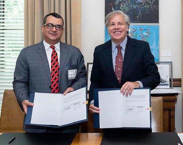 El Juez Presidente del Tribunal Superior Electoral (TSE), Román Jáquez Liranzo y Secretario General de la Organización de Estados Americanos (OEA), Luis Almagro, muestran el acuerdo firmado en la sede de la OEA