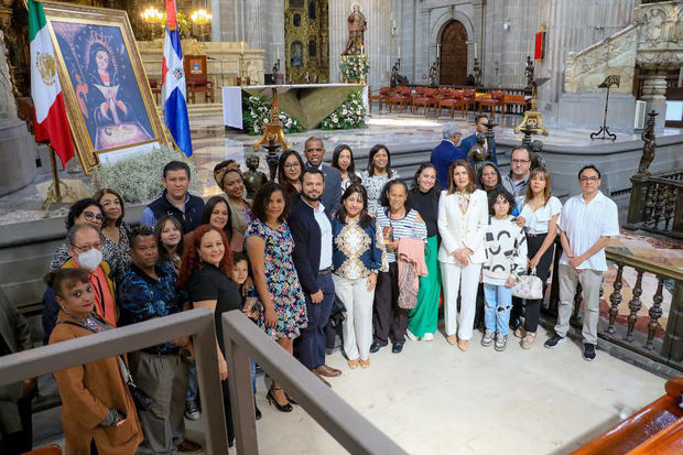 la Embajada de la República Dominicana en México celebró una misa oficiada por el M.I.SR Cango. Dr. Julián Arturo López Amozurrutia, en la Catedral Metropolitana de la Ciudad de México.
