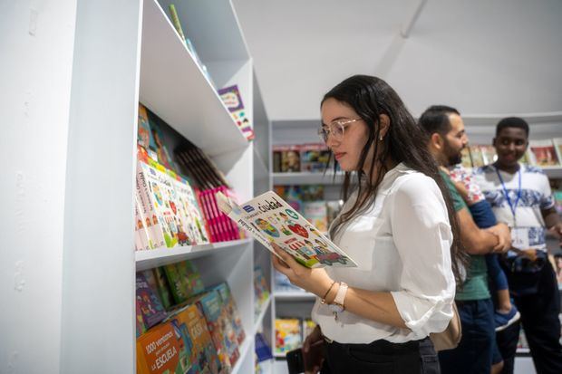 La FILSD ha despertado gran interés de los jóvenes que visitan los pabellones.