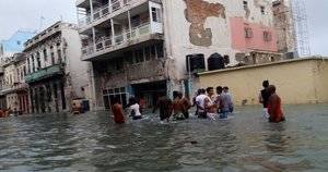 Cuba vive el día después de Irma entre escombros y con La Habana anegada