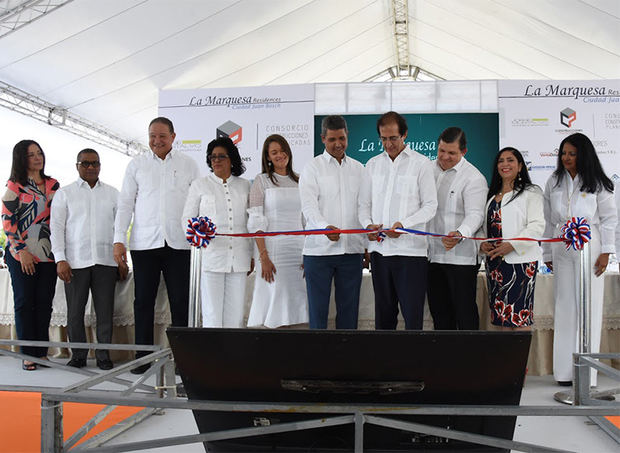 Corte de cinta en la inauguración proyecto La Marquesa Residentes.