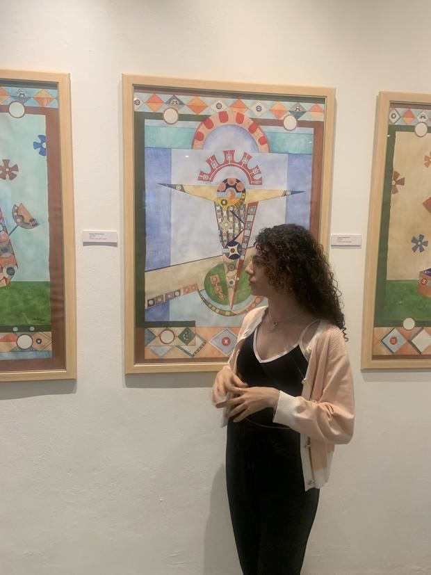 La artista Amalia Estrada Sierra junto a una de sus obras.