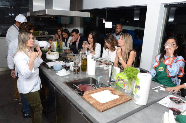 La Chef Catherine Lemoine explica el procedimiento de las recetas.