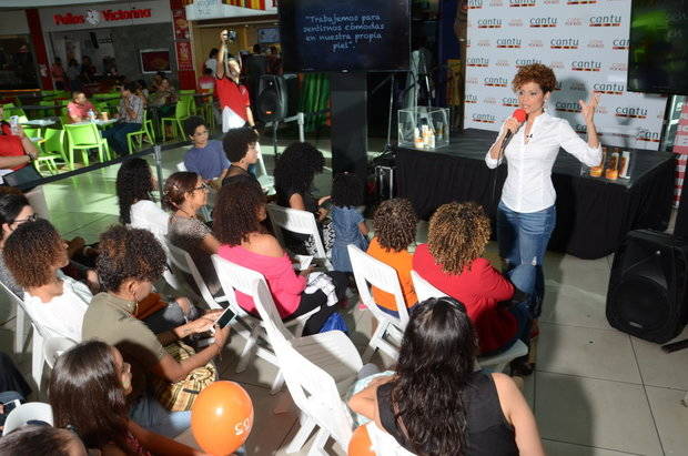 La comunicadora Elaine Féliz, durante la presentacion de los Productos Cantu Kids.