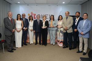La junta directiva de la ANEIH junto a las damas reconocidas, Norva Rivera de Vargas, Maira Morla Pineda y Posairis Peralta.