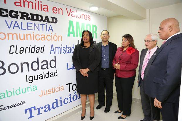 La presidenta de CoopHerrera, Kenia Liriano explica las características del nuevo Centro de Atención Integral a Familias Inteligentes, inaugurado el fin de semana.