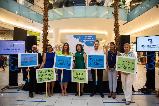 La presidenta de la Fundación Nido para Ángeles, Monika Despradel, con parte del staff de la organización.