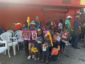 La presidente de Funvimameso, Joselyn Martínez, junto a niños beneficiarios.