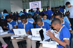 Entregan laptops que serán distribuidas a nivel nacional a estudiantes de secundaria