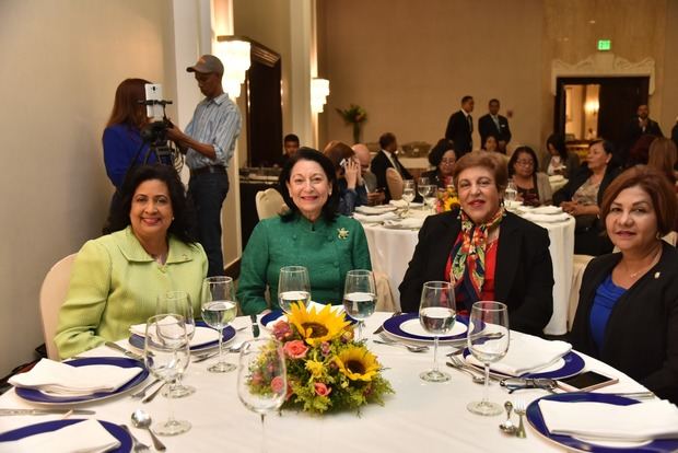 La senadora Cristina Lizardo, Rosa Rita Álvarez, de la Fundación Banreservas, Magaly Caram, de Profamilia y la senadora Amarilys Santana.