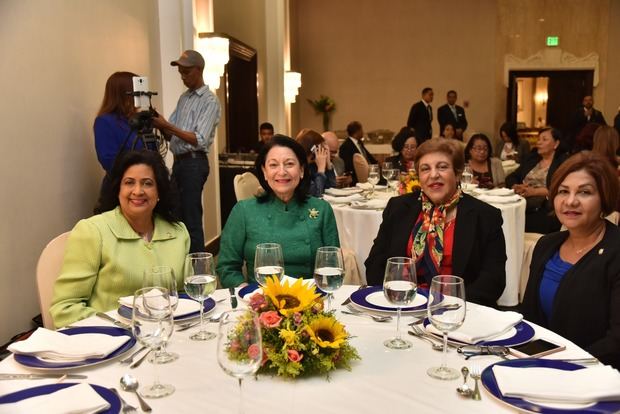 La senadora Cristina Lizardo, Rosa Rita Álvarez, de la Fundación Banreservas, Magaly Caram, de Profamilia y la senadora Amarilys Santana.