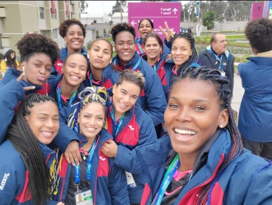 Las Reinas del Caribe fueron recibidas por una gran multitud en su retorno al país.