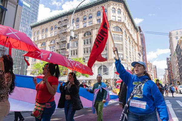 Personas marchan durante la conmemoración del Día Internacional del Trabajador en New York.