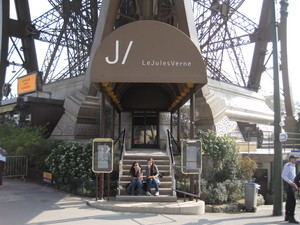 Entrada al restaurante Le Jules Verne, en la Torre Eiffel, en París.