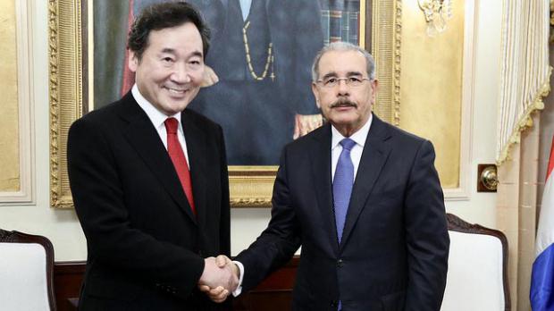 Primer ministro Lee Nak-Yeon y el presidente Danilo Medina