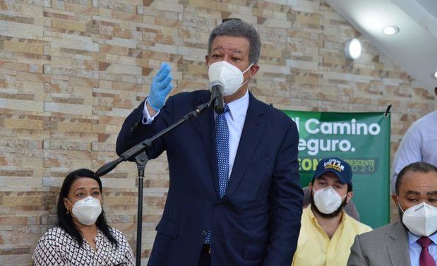 Leonel Fernández dijo este sábado que la democracia 'no es un intercambio de la conciencia por pan con salchichón'.