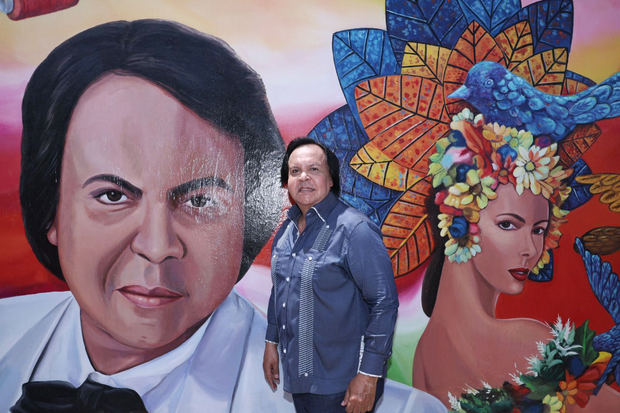 Mural con el rostro del destacado artista de la moda, Leonel Lirio, donde se ve posando, el mismo fue develado ante la presencia de decenas de personalidades del mundo de la moda y el espectáculo.