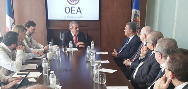 Reunión con la misión observadores de la Organización de Estados Americanos, OEA, junto al candidato por la Fuerza del Pueblo, Leonel Fernández.