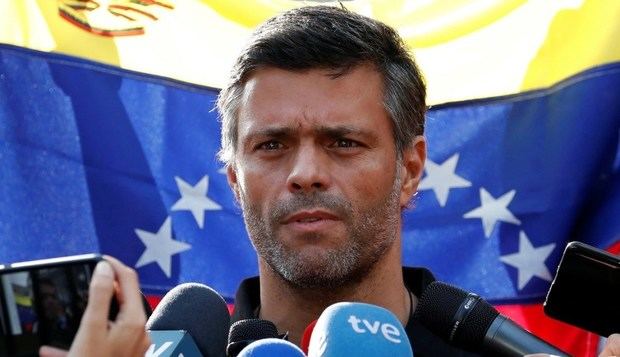 El líder opositor Leopoldo López habla a medios de comunicación en la puerta de la embajada de España en Caracas, Venezuela. (Foto: Fuente Externa).