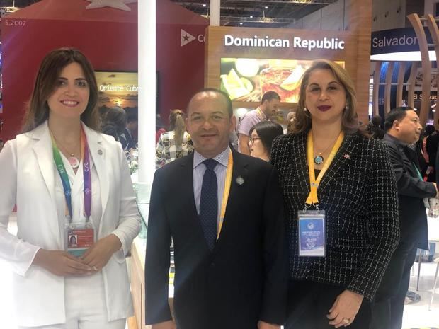 Lesbia Brea Abreu, directora del centro de exportacion del CEIRD Briunn y Garabito, embajador Dominicano en China y La consul general en Shanghi Rosa Julia Rodriguez.