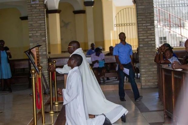 Feligreses oran el 23 de abril de 2021 en la iglesia Saint Antoine, donde trabajó durante décadas el padre Michel Briand, uno de los religiosos secuestrados hace días en Puerto Príncipe. Haití.