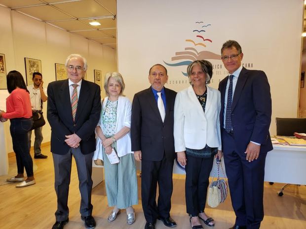 orge Urrutia (izquierda) y Diomedes Núñez Polanco, (al centro), posan junto a las demás personalidades que asistieron a la presentación de la obra.