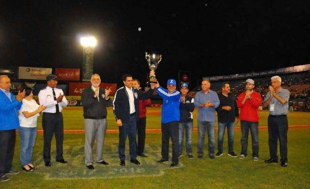 Licey recibe copa “Campeón de la Ciudad”