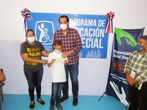 Ejecutivos de CAEI apoyan educación especial de tres niños en filial Asociación de Rehabilitación 