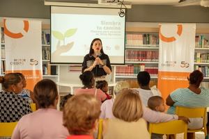 Motor Crédito y Fundación Abriendo Camino educan en finanzas personales a madres de Villas Agrícolas