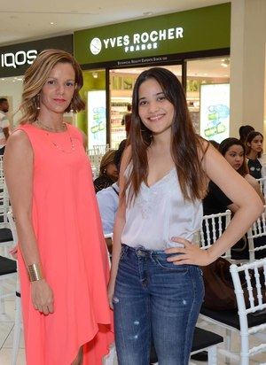 Lily Guzmán y Milka Hernández en yves Rocher en Downtown Center